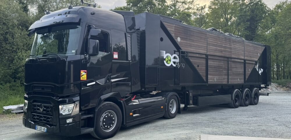 Le camion semi-remorque qui transporte et déploie le simulateur de chute libre mobile