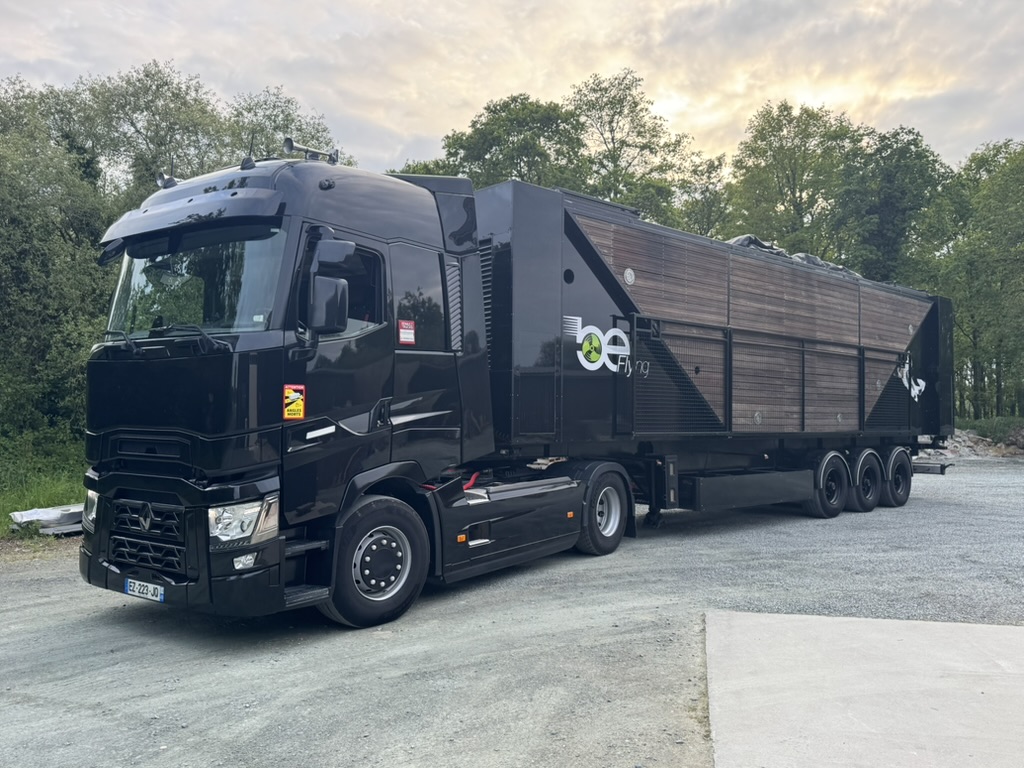 Le camion semi-remorque qui transporte et déploie le simulateur de chute libre mobile