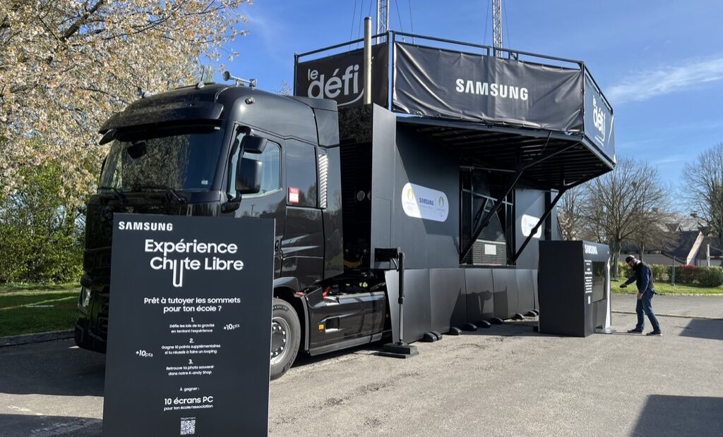 Camion et remorque du simulateur de chute libre mobile Camion et remorque du simulateur de chute libre mobile