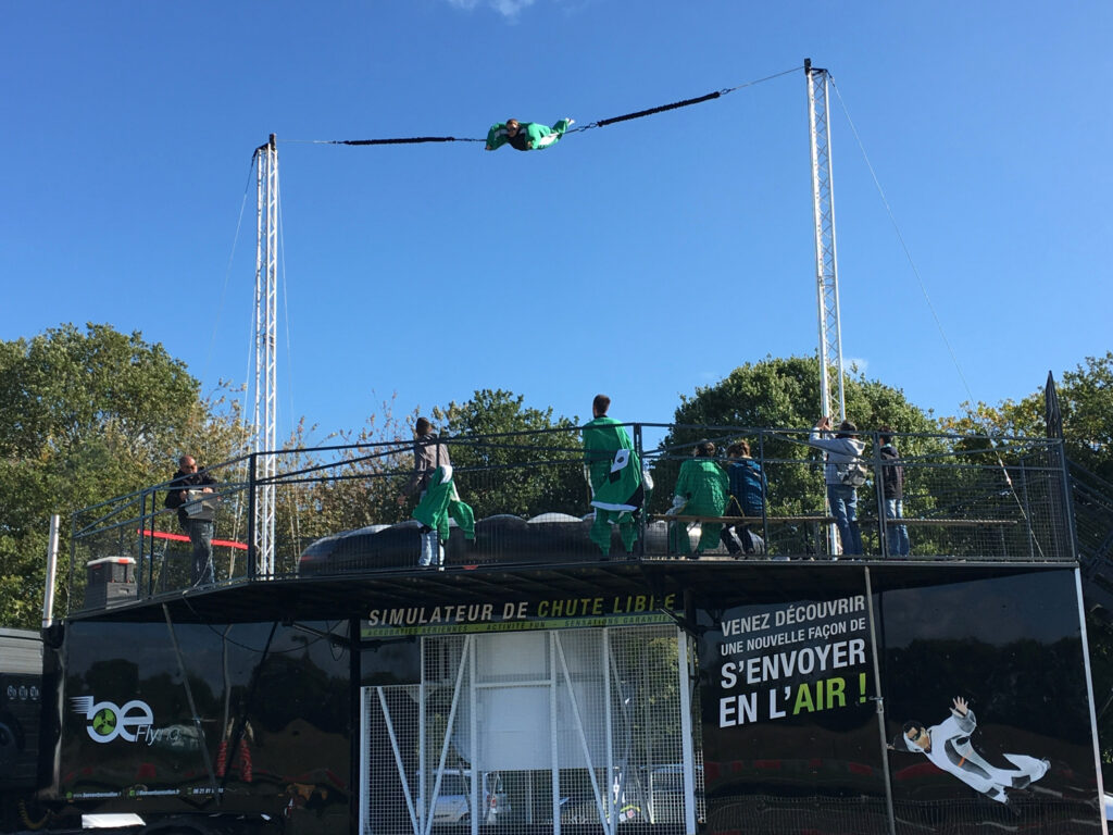 Simulateur de chute libre mobile en plein air