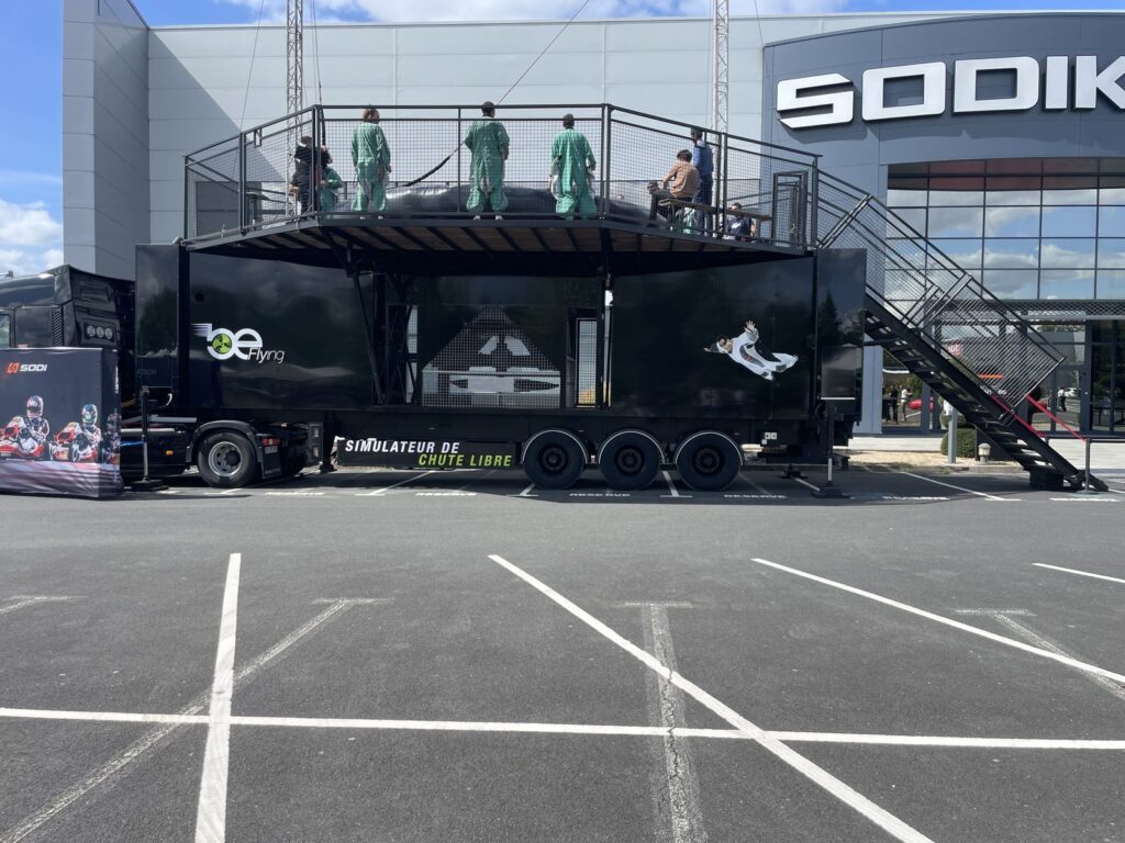 Simulateur de chute libre mobile sur un parking en entreprise