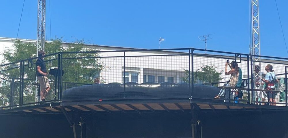 Simulateur de chute libre mobile sur une place de ville