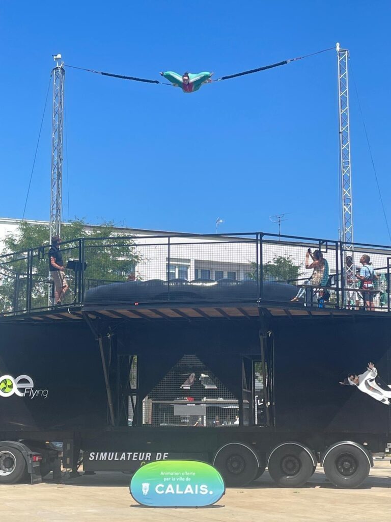 Simulateur de chute libre mobile sur une place de ville